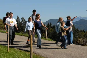 0426108 Grüezi mitenand: An schönen Tagen wird der Bachtelkulm von vielen Leuten besucht. (zvg), Eine angenehme Besucherdichte am Pfäffikersee. (Renato Bagattini), Im Tösstal finden auch Wandergruppen genug Platz. (zvg), In den Bergen gehört ein Grüezi zum guten Ton. (key), Soll man einander am Pfäffiker Seequai noch grüssen oder ist das Gelände schon zu städtisch? (Urs Weisskopf), Am Greifensee: Definitiv kein Platz mehr für ein Grüezi. (Renato Bagattini)