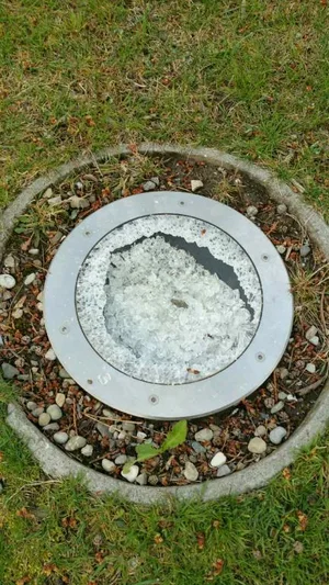 20160407_073310 Auf dem Egger Friedhof wüten seit Februar Vandalen. (Bild: zvg/Polizei Egg), Sie reissen Pflanzen heraus, zerschlagen Leuchtmittel und beschädigen Mobiliar. Die Kosten belaufen sich auf knapp 10'000 Franken. (Bild: zvg/Polizei Egg), Letzte Woche konnten die mutmasslichen Täter ermittelt werden. (Bild: zvg/Polizei Egg)