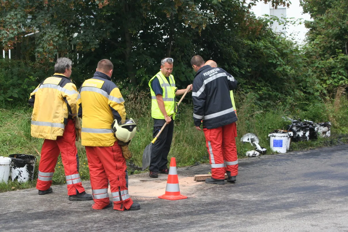 Die Entfernung der ausgelaufenen zähflüssigen Masse gestaltete sich für die Feuerwehr als recht mühsame Aufgabe. (Bild: Ernst Hilfiker), Die Entfernung der ausgelaufenen zähflüssigen Masse gestaltete sich für die Feuerwehr als recht mühsame Aufgabe. (Bild: Ernst Hilfiker), Die Entfernung der ausgelaufenen zähflüssigen Masse gestaltete sich für die Feuerwehr als recht mühsame Aufgabe. (Bild: Ernst Hilfiker), Die Entfernung der ausgelaufenen zähflüssigen Masse gestaltete sich für die Feuerwehr als recht mühsame Aufgabe. (Bild: Ernst Hilfiker)