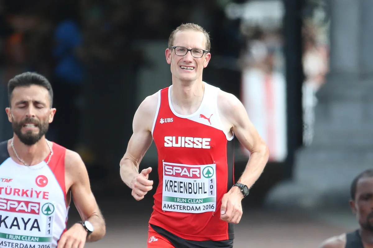 eqimages_1152155 Ein letztes schnelles Rennen vor dem Karrierehöhepunkt: Für den Rütner Christian Kreienbühl war der Halbmarathon an der EM auch ein Test im Hinblick auf den Olympia-Marathon in Rio. (Bild: Eqimages), Mit den offiziellen Kleidern von Swiss Olympic hat sich Christian Kreienbühl schon eingedeckt. (Bild: Keystone) , Kreienbühl über die Ziellinie: «Eigentlich ist es in diesem Moment egal, ob meine Zeit super ist oder nicht. Ich bin in jedem Fall froh, das Ziel erreicht zu haben.» (Bild: Eqimages)