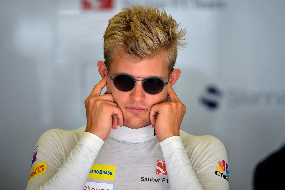 05436777 Er kann die Fragen nicht mehr hören: Pilot Marcus Ericsson will nicht sagen, wie viel er über die neuen Besitzverhältnisse des Sauber-Stalls weiss. (Bild: Keystone)