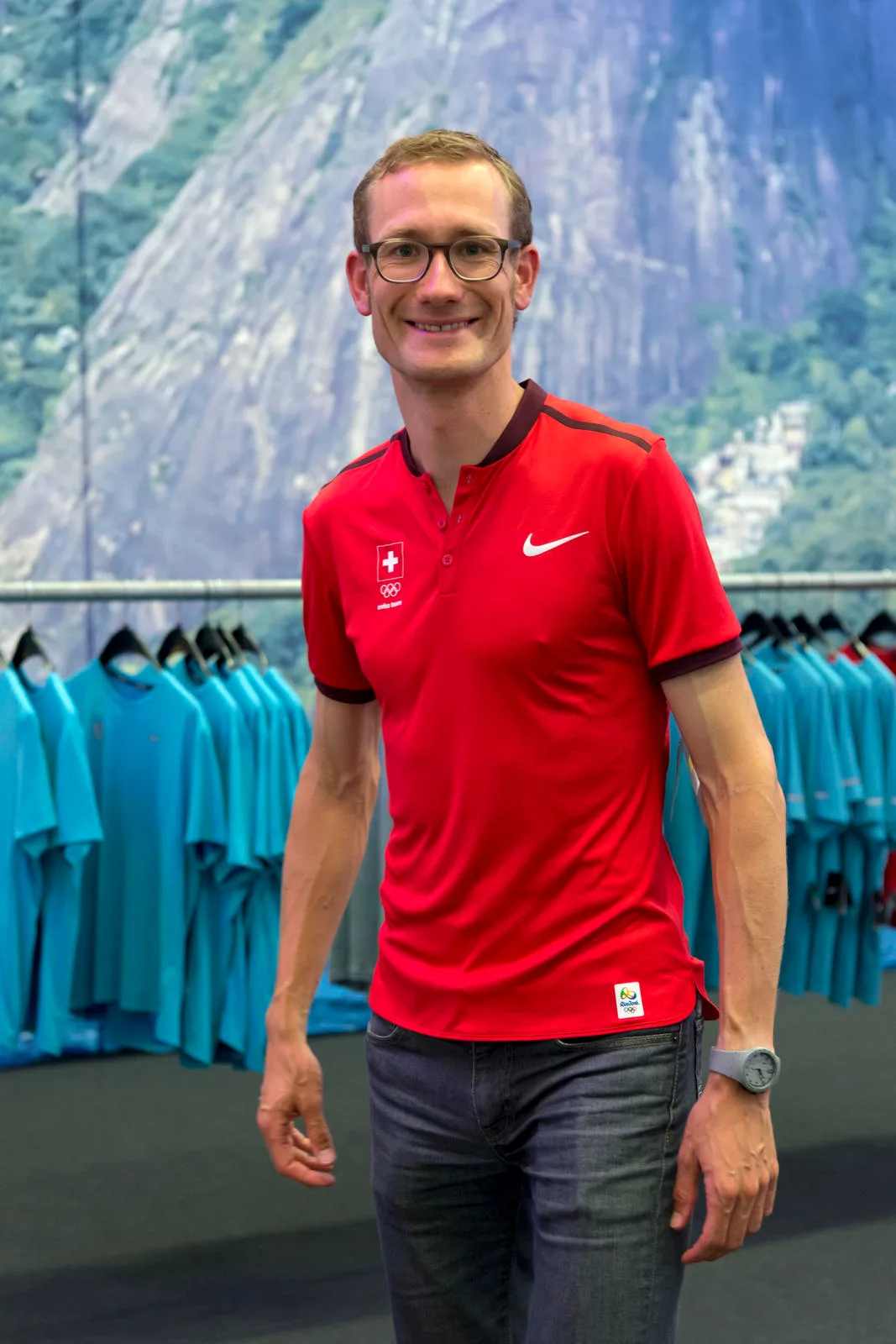 Richtig ausgerüstet nach Rio: Christian Kreienbühl bei der Materialabgabe für die Olympischen Spiele. (Bild: Keystone)