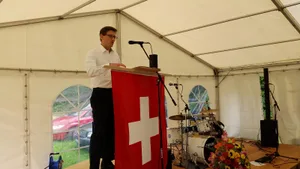 20160801_121503 Die Festrede in Seegräben hielt FDP-Kantonalpräsident und Kantonsrat Hans-Jakob Boesch. (Bilder: Christian Brändli), FDP-Gemeinderat Reto Steinmann (rechts) übergab Hans- Jakob Boesch als Dank für die Ansprache eine Flasche des dieses Jahr zum ersten Mal geernteten Seegräbner Weins., Die Seegräbner Feier fand dieses Jahr in Form eines ausgedehnten Zmorge beim ehemaligen Schützenhaus im Sack statt., Die gemeinsame Feier wurde für viele Gespräche genutzt., Eine Tou de Suissse veranstaltete die Cevi für die kleineren Festbesucher., An den Tour-Posten galt es spielerisch Punkte zu sammeln., Rund ums Schützenhaus wurde die Tour de Suisse angelegt., Eigens zur 1.-August-Feier gab es für die Kleinen einen Seegräbner Jo-Jo.