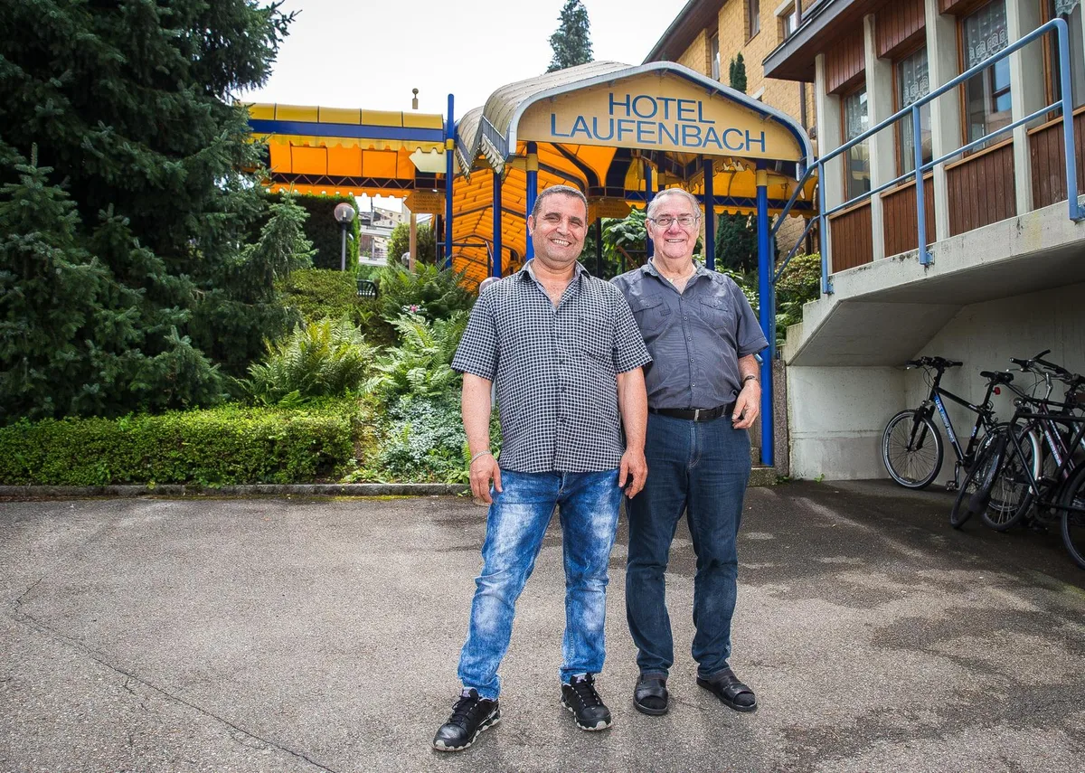 rueti_26072016_restaurantlaufenbach_sbo_8 Yakup Karatas (links) übernimmt das Hotel-Restaurant Laufenbach in Rüti von Ernst Müller.(Bilder: Seraina Boner), Türkische Küche gibt es bei Yakup Karatas nicht. Cordon bleu und Rösti seien seine Spezialität. (Bilder: Seraina Boner)