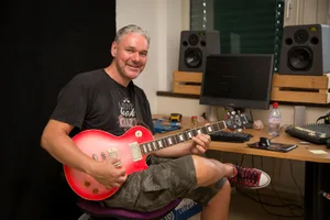 hpcrazy Gitarrenlehrer Hanspeter Krüsi in seinem Studio in Egg. (Bild: Michel Sommer)