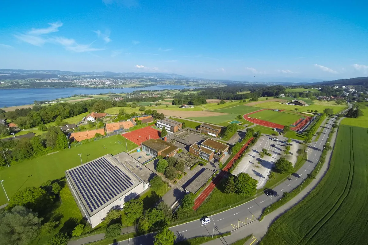 forch_18-05-15_looren_fsm_008 Das Looren-Projekt: Geplant sind eine Erweiterung der bestehenden Sekundarschulanlage sowie die Sanierung der Schulhäuser Ost und West, des Looren-Saals und der Mehrzweckhalle. (Bild: Fabio Meier) , In einem Kurzvideo erläutert unter anderen Gemeindepräsident Roland Humm die Vorlage. (Screenshot: youtube)