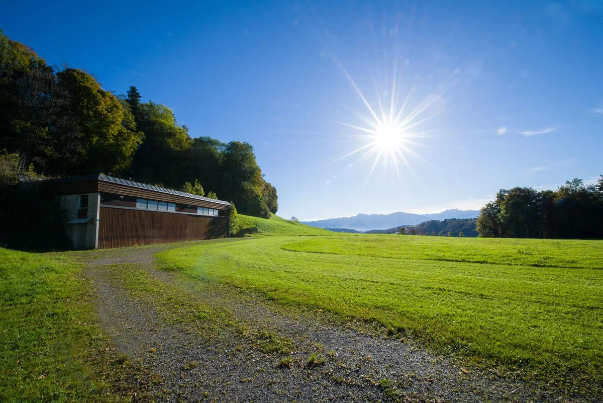 Das Flugfeld Hasenstrick sei nach wie vor keine «gewöhnliche Wiese», entschied das Bundesverwaltungsgericht. (Symbolbild: Seraina Boner/Archiv)