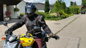 20160811_133836 Ist das nun die richtige Grusshaltung? Linke Hand tief und drei Finger leicht gestreckt? (Lisbeth Brändli), Mit Schwung sieht das Ganze schon lockerer aus. (Lisbeth Brändli), Am Love Ride ist alles anders, da wird auch mal mit der Rechten gegrüsst. (Fabio Meier), Ungeübte Beifahrer dürfen am Love Ride sogar die flache Hand zeigen. (Fabio Meier)