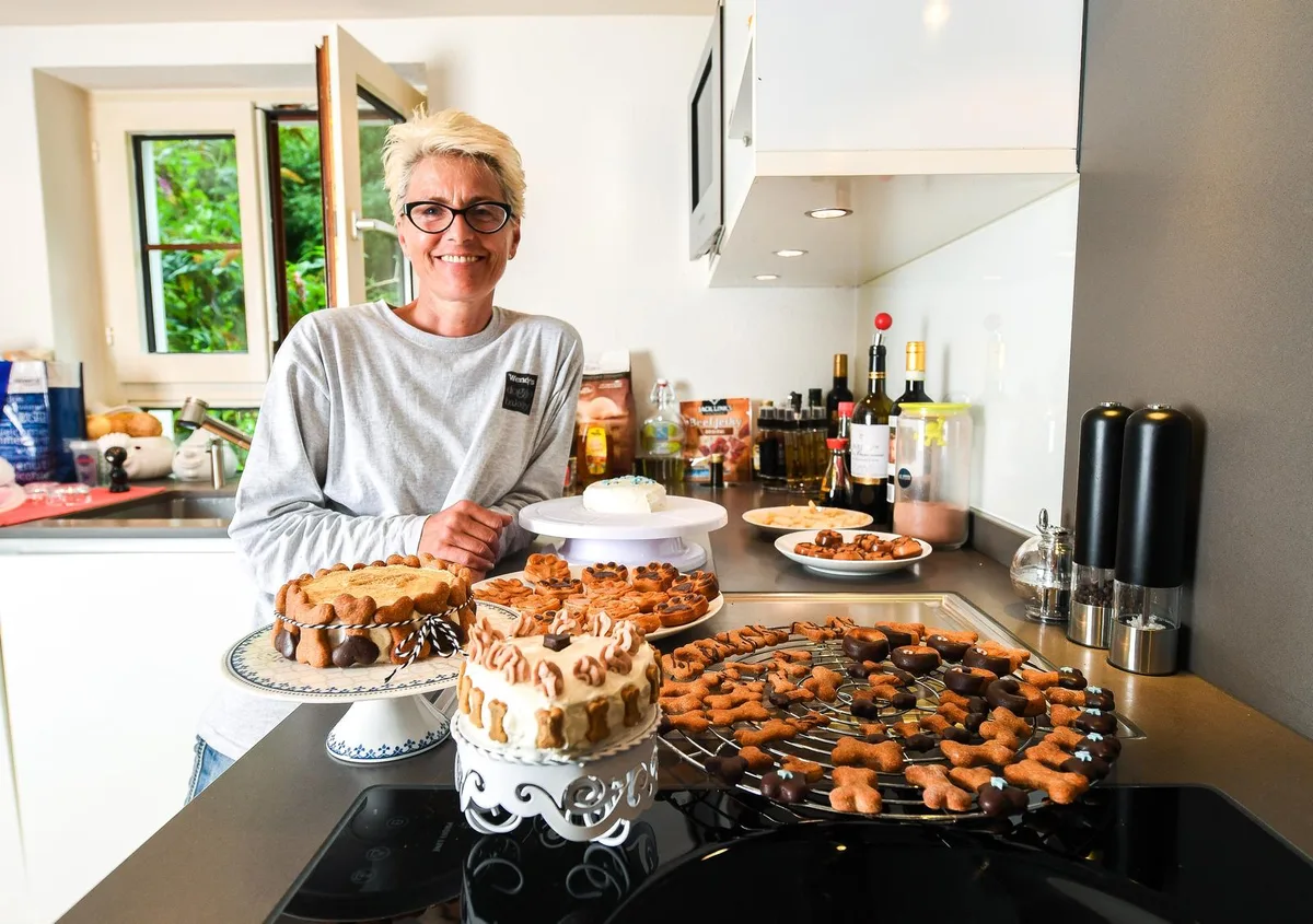 egg_10082016_wendysdoggiebakery_sbo_7 Auf den Hundemagen abgestimmt: Was nach Schokoladeverzierungen aussieht, sind spezielleDekorationen aus den Früchten des Johannisbrotbaums, die Berta Stüssi aus den USA bezieht. (Bild: Seraina Boner)