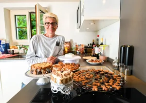 egg_10082016_wendysdoggiebakery_sbo_7 Auf den Hundemagen abgestimmt: Was nach Schokoladeverzierungen aussieht, sind spezielleDekorationen aus den Früchten des Johannisbrotbaums, die Berta Stüssi aus den USA bezieht. (Bild: Seraina Boner)