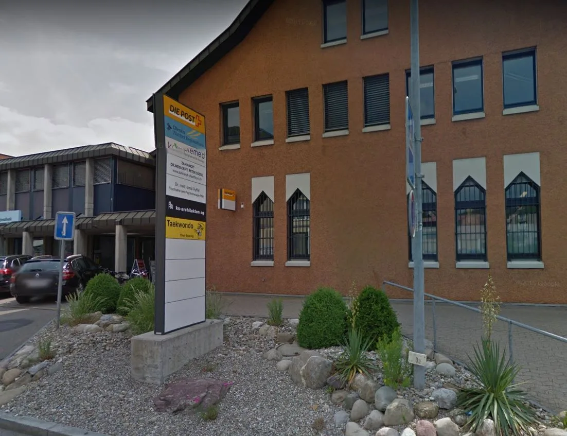 Die Täter sind vermutlich durch das offene Garagentor ins Innere gelangt. (Symbolbild: Google Maps)