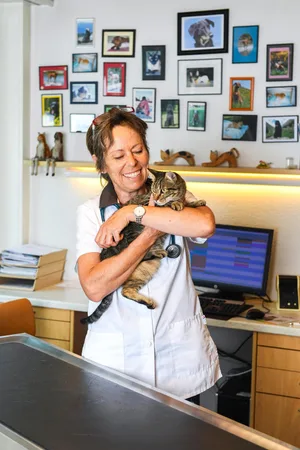 uster_16082016_kleintierarztpraxis_sbo_3 Tierärztin Dr. med. vet. Petra Müller in ihrer Kleintierpraxis PetMed AG. (Bild: Seraina Boner), Im Sommer müsse man vor allem aufpassen, dass die Haustiere nicht überhitzen, erklärt die Tierärztin. (Bild: Seraina Boner)