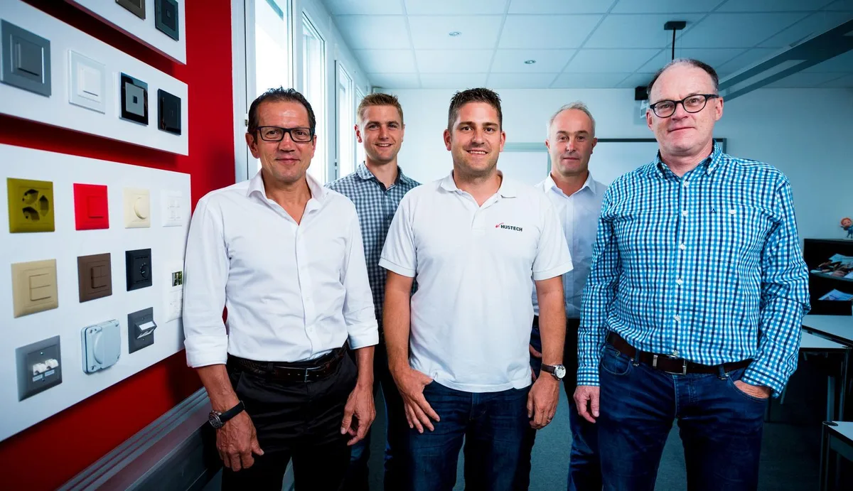 Durch die Digitalisierung gross geworden: Die Gossauer Hustech Installations AG mit Inhaber Andreas Bühler (links) und der erweiterten Geschäftsleitung. (Bild: Fabio Meier)