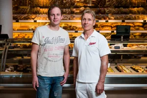 wetzikon_steiner_08-08-16_fsm_001 Andreas Bühler (links), Geschäftsführer der Brotchorb-Bäckerei, übergibt seine Läden an Bernhard Steiner, Inhaber der Steiner-Beck AG. (Bild: Fabio Meier)