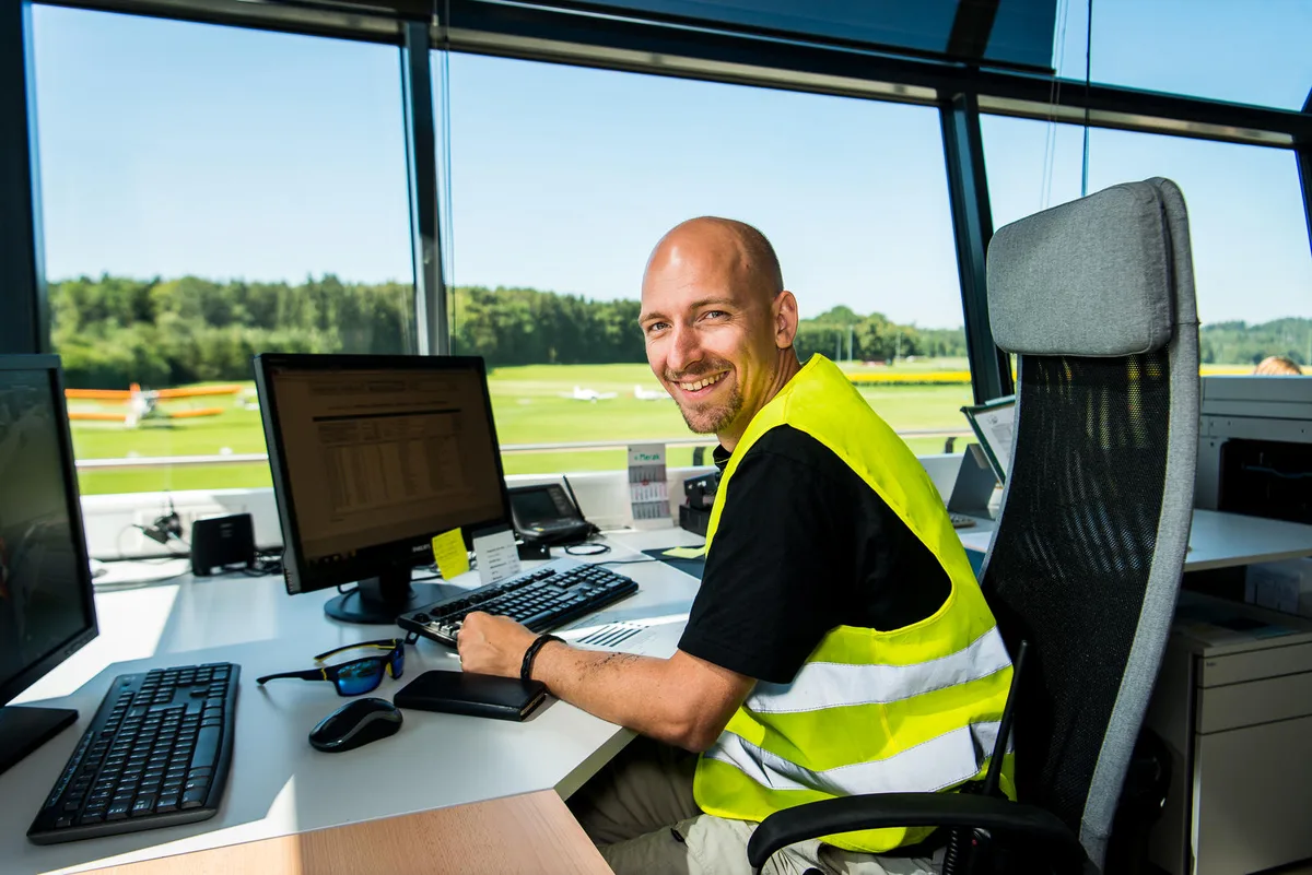 Die Piste im Blickfeld und alles unter Kontrolle: Markus Zürcher im Flugdienstleiterbüro auf dem Flugplatz Speck.(Bild: Oliver Meile)