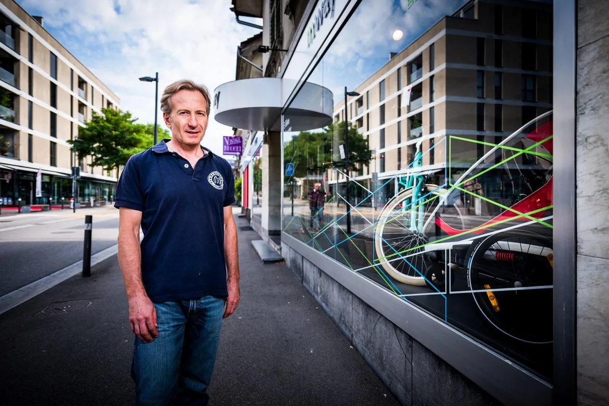 uster_mway_15-08-16_fsm_004 Im Neubau (links im Bild) direkt gegenüber von Mosè Munaris E-Bike-Shop wird die Migros-Tochter eine eigene M-Way-Filiale eröffnen. (Bild: Fabio Meier)