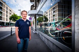 uster_mway_15-08-16_fsm_004 Im Neubau (links im Bild) direkt gegenüber von Mosè Munaris E-Bike-Shop wird die Migros-Tochter eine eigene M-Way-Filiale eröffnen. (Bild: Fabio Meier)
