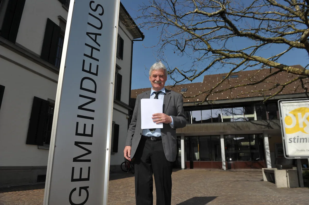 pfaffikon_30032014_wahlenpfaffikon_chb_12_2 Der strahlende Sieger: Gemeindepräsident Bruno Erni nach seiner Wahl im Jahr 2014. (Archivbild: Christoph Bantli)