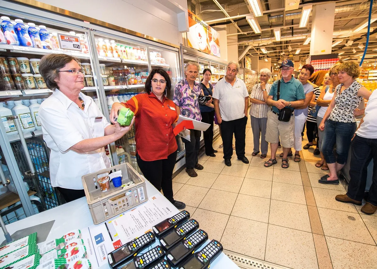 uster_24082016_ueberschussnachladenschluss_sbo_9 Die Bestellmenge ist mitentscheidend, wie viel abends in den Gestellen bleibt: In der Migros Illuster wurde erläutert, wie man mit dem Thema Foodwaste umgeht. (Bild: Seraina Boner)