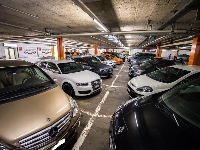 Mit Kleinwagen geht es. Aber die Fahrer grösserer Autos behelfen sich immer wieder damit, dass sie einen zweiten Parkplatz annektieren. (Bild: Seraina Boner) , Bauch einziehen und sich durchquetschen: In der Effi-Märt-Parkgarage setzt das Ein- und Aussteigen eine gewisse Gelenkigkeit voraus. (Foto: Seraina Boner)
