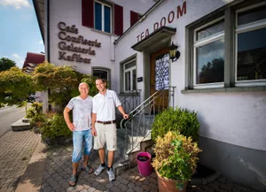 wetzikon_01092016_koflernachfolger_sbo_2 Übergibt Bäckerei, Café und die beliebtesten Rezepte: Richard Kofler (links) und sein Nachfolger Christian Deppeler vor der Wetziker Confiserie Kofler. (Bild: Seraina Boner)