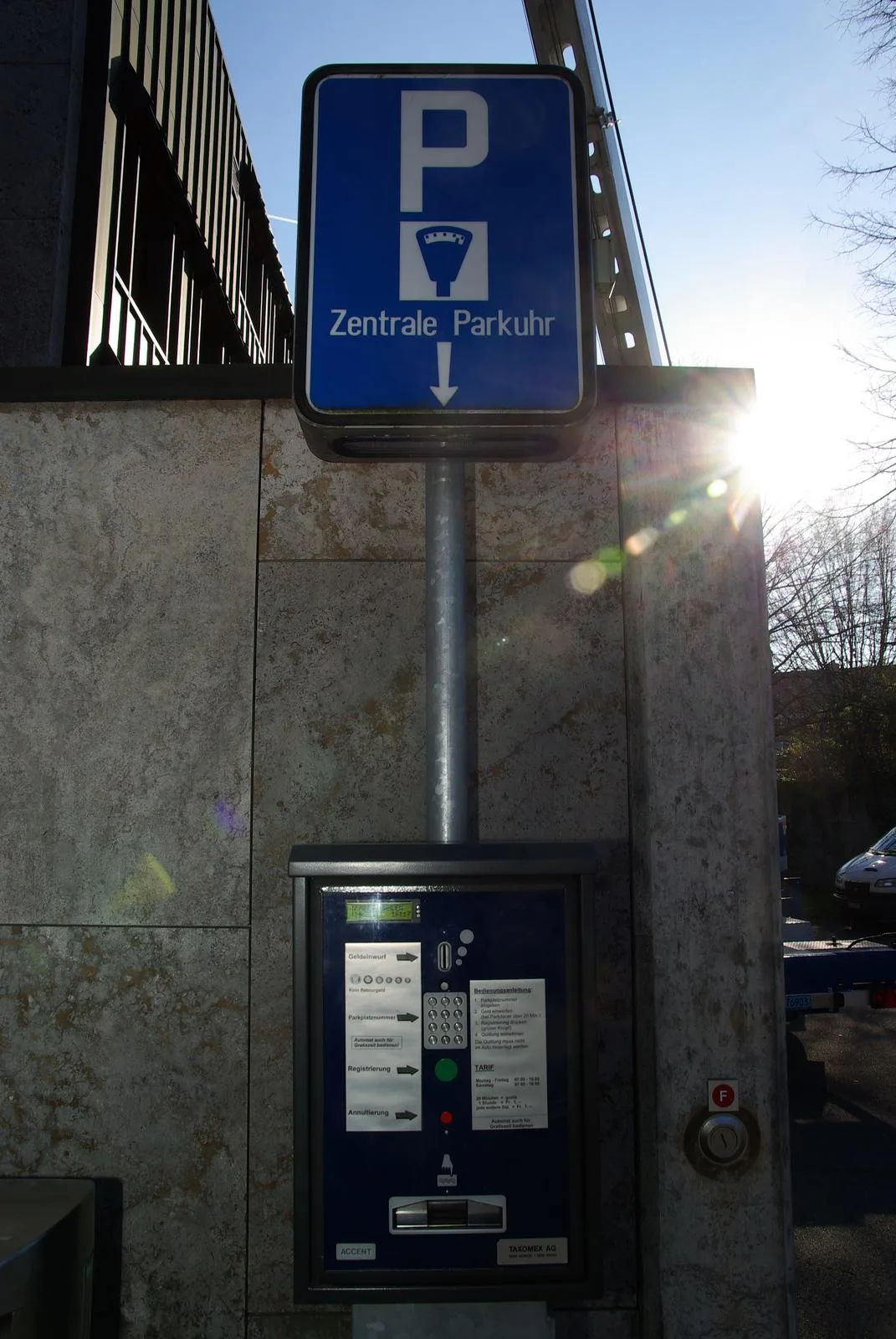 0487469 Parkieren kostet - manchmal auch gleich 40 Franken. (Symbolbild: Thomas Hulliger/Archiv)
