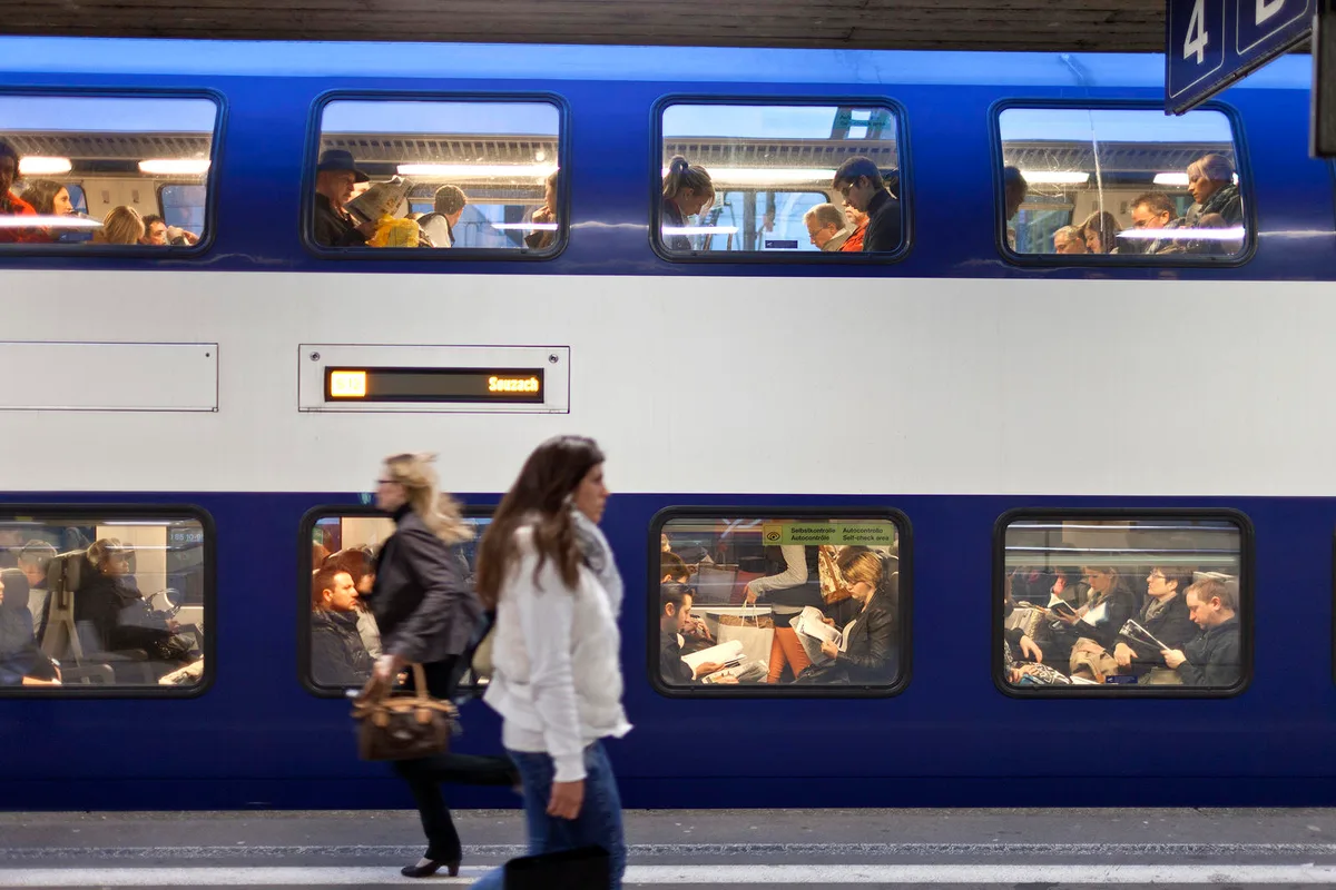 In jedem Zugabteil können sich menschliche Abgründe auftun. (Bild: key), Ein leerer Wagen verspricht keine Unterhaltung. (Bild: key), Gibt es von diesen Passagieren das Neuste aus deren Privatleben zu hören? (Bild: key), Auch beim Warten dringen einem viele Gesprächsfetzen ins Ohr. (Bild: np), Im Bus kann ein Gespräch ein noch grösseres Publikum unterhalten. (Bild: Marcel Vollenweider)