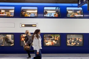 138756270 In jedem Zugabteil können sich menschliche Abgründe auftun. (Bild: key), Ein leerer Wagen verspricht keine Unterhaltung. (Bild: key), Gibt es von diesen Passagieren das Neuste aus deren Privatleben zu hören? (Bild: key), Auch beim Warten dringen einem viele Gesprächsfetzen ins Ohr. (Bild: np), Im Bus kann ein Gespräch ein noch grösseres Publikum unterhalten. (Bild: Marcel Vollenweider)