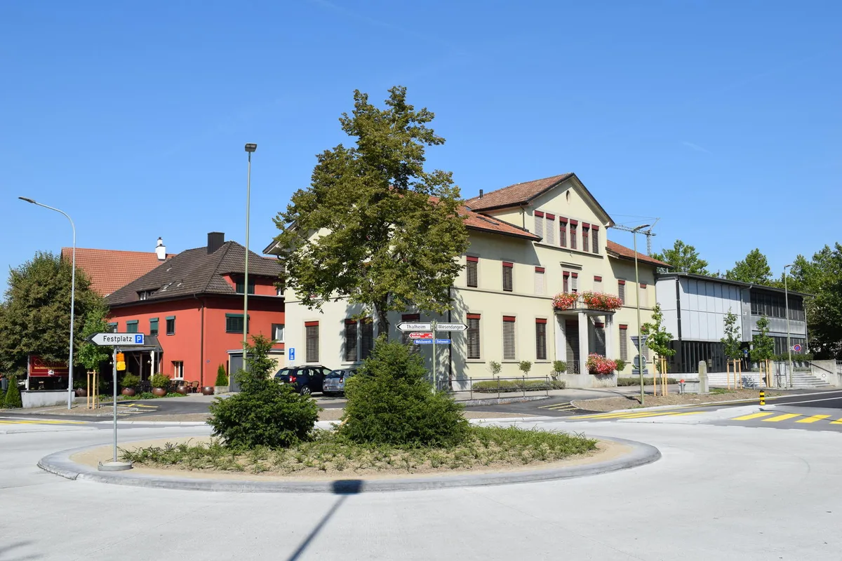 Der neue Kreisel beim Gemeindehaus in Seuzach kommt für Peter Fritschi grosszügiger daher. (Bild: Michael Hotz)