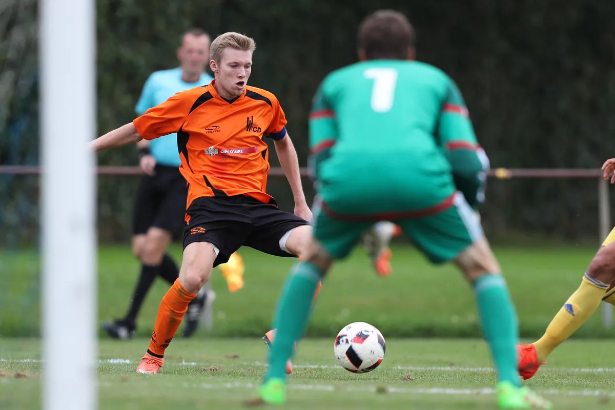 sport_04092016_fussballduebendorfgosssau_dku_11 Dübendorfs Daniel Angliker bereitete gegen Wiesendangen das erste Tor vor. (Archivbild: David Kündig)
