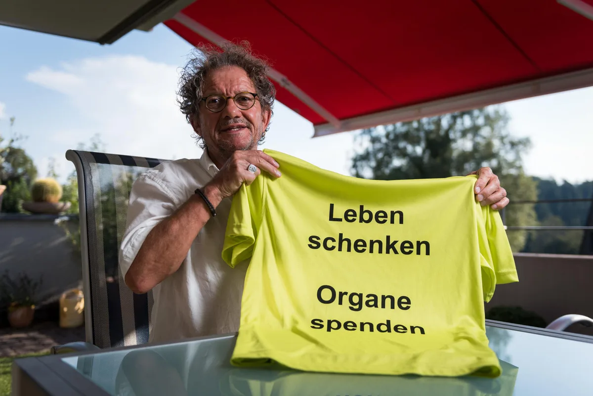 uster_organe_12-9-16_fsm_002 Läufer mit Botschaft: Mathias Zahner mit seinem selbst gedruckten Shirt, das er am Greifenseelauf tragen wird. (Bild: Fabio Meier)