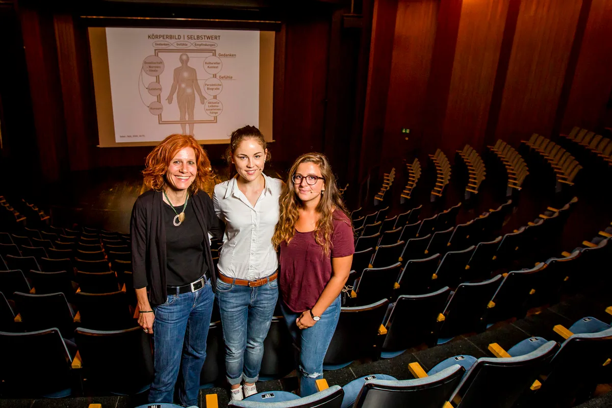 fokusregion_15092016_vortragkzo_crm_2 Brigitte Rychen von der Fachstelle Prävention Essstörungen Praxisnah mit Andrina Vogt, der Verfasserin der Maturarbeit zum Thema, und Bloggerin Morena Diaz (von links). (Bild: Christian Merz)