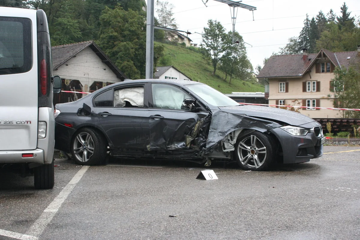 Der BMW kam am Ende seiner Schleuderfahrt bei einem parkierten Auto zu stehen. (Bild: Ernst Hilfiker), Der Unfall ereignete sich direkt vor dem Bahnhof Wald. (Bild: Ernst Hilfiker), Auf seiner Schleuderfahrt prallte der BMW auch gegen einen Kandelaber. (Bild: Ernst Hilfiker), Der BMW kam am Ende seiner Schleuderfahrt bei einem parkierten Auto zu stehen. (Bild: Ernst Hilfiker), Der BMW kam am Ende seiner Schleuderfahrt bei einem parkierten Auto zu stehen. (Bild: Ernst Hilfiker)
