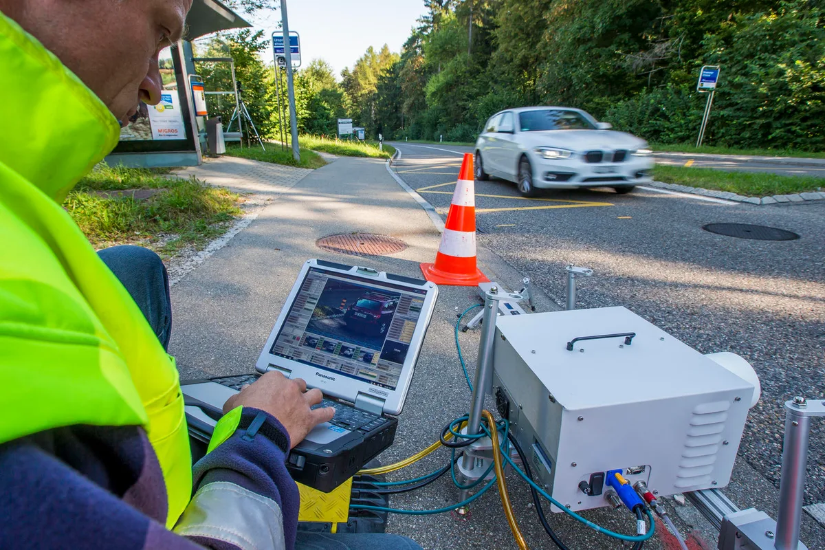 Echtzeit-Messresultate: Messtechniker Felix Baum sichtet Daten verschiedener Messgeräte zu den passierenden Fahrzeugen. (Bild: Christian Merz)