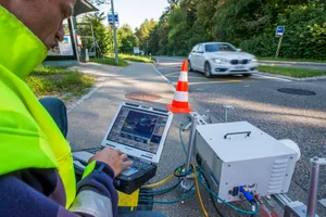 uster_09092016_messstation_crm_11 Echtzeit-Messresultate: Messtechniker Felix Baum sichtet Daten verschiedener Messgeräte zu den passierenden Fahrzeugen. (Bild: Christian Merz)