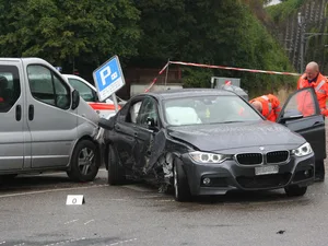bmw Der Selbstunfall ereignete sich direkt vor dem Bahnhof Wald. (Bild: Ernst Hilfiker)