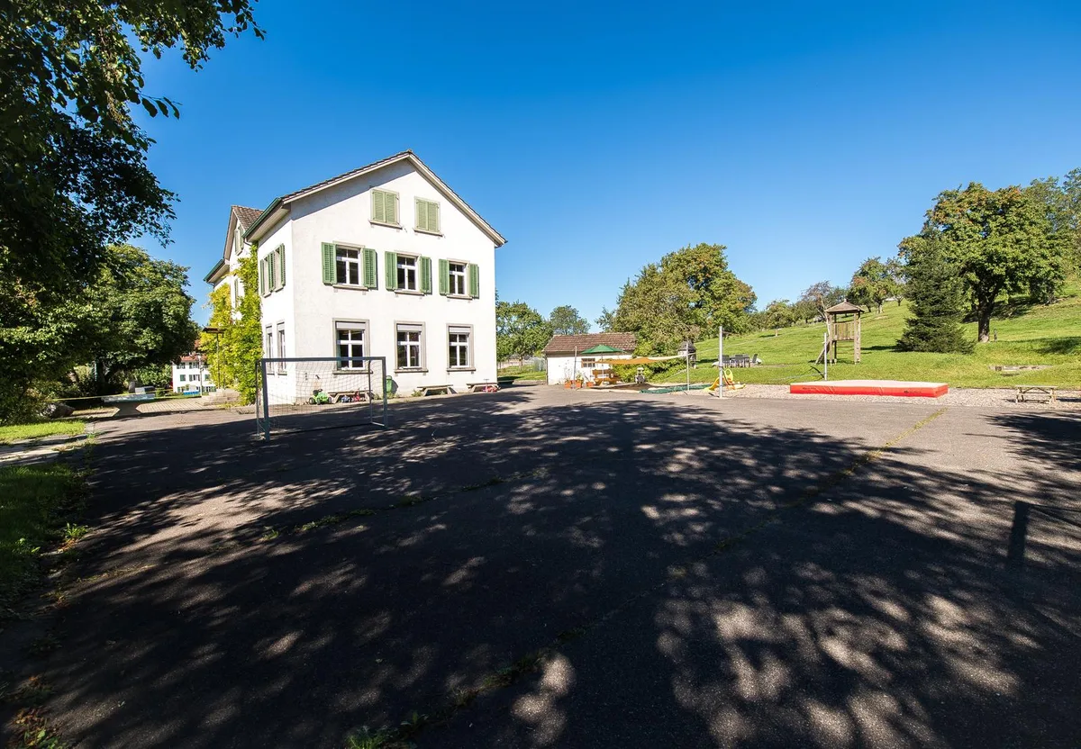 schalchen_24082016_schulhaus_sbo_1 Das Schulhaus Schalchen gibt in Wildberg viel zu reden. (Bild: Seraina Boner)