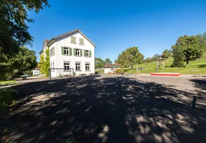 schalchen_24082016_schulhaus_sbo_1 Das Schulhaus Schalchen gibt in Wildberg viel zu reden. (Bild: Seraina Boner)