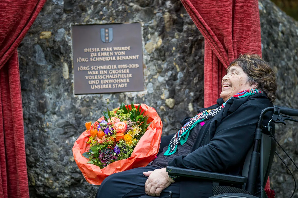 hinwil_23092016_joergschneiderpark_crm_8 Witwe Romy enthüllte im neuen Jörg-Schneider-Park in Wetzikon die Gedenktafel. (Bild: Christian Merz) , Vor Ort waren auch Regisseur Paul Riniker (ganz rechts) und Schauspieler Walter Andreas Müller (blaue Jacke) (Bild: Christian Merz) , Stadtpräsident Ruedi Rüfenacht würdigte in einer Zusammenfassung Schneiders Lebenswerk. (Bild: Christian Merz) , Der rote Vorhang geht auf: Ein letztes Kasperlitheater für Jörg Schneider. (Bild: Christian Merz)