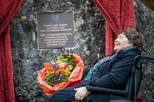 hinwil_23092016_joergschneiderpark_crm_8 Witwe Romy enthüllte im neuen Jörg-Schneider-Park in Wetzikon die Gedenktafel. (Bild: Christian Merz) , Vor Ort waren auch Regisseur Paul Riniker (ganz rechts) und Schauspieler Walter Andreas Müller (blaue Jacke) (Bild: Christian Merz) , Stadtpräsident Ruedi Rüfenacht würdigte in einer Zusammenfassung Schneiders Lebenswerk. (Bild: Christian Merz) , Der rote Vorhang geht auf: Ein letztes Kasperlitheater für Jörg Schneider. (Bild: Christian Merz)