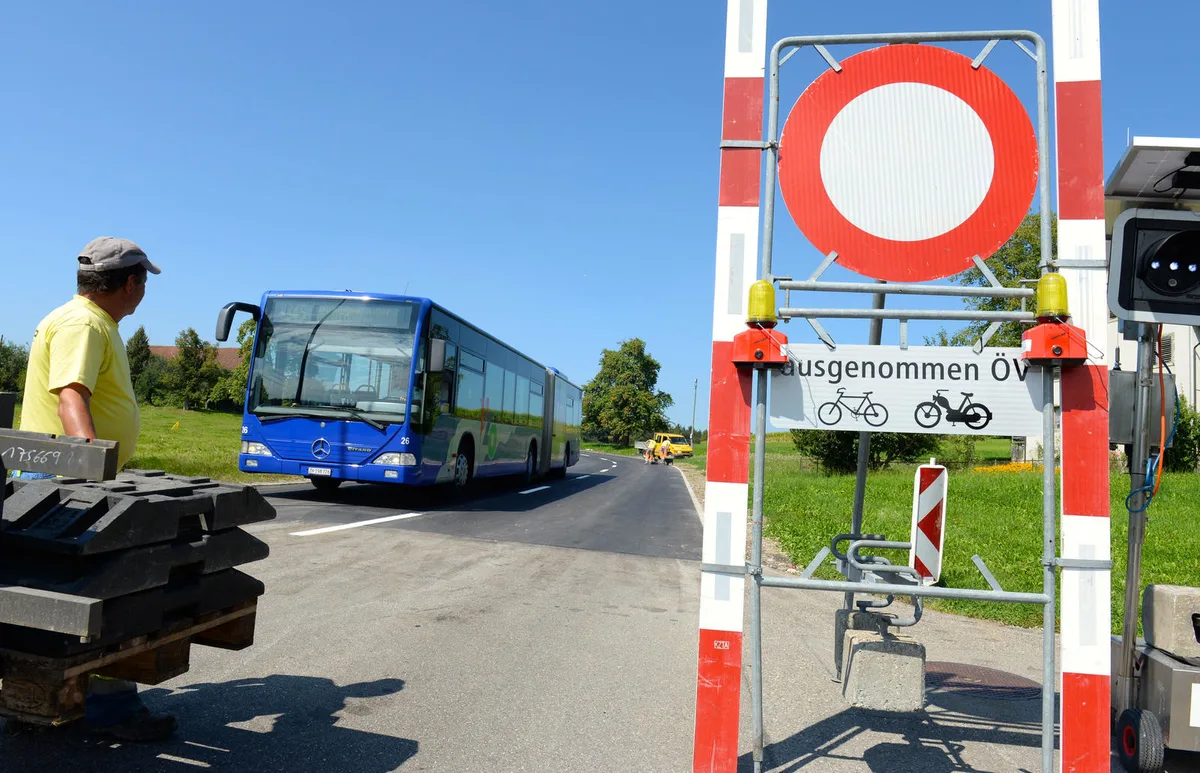 fokus_15092016_vzobaustellenmanagement_regiongossau_tz_mav_1 Wenn eine Umleitung die fahrplanmässigen Zeiten zu stark gefährden würden, bleibt den Busfahren oft nichts anderes übrig, als durch die Baustelle zu fahren. (Bild: Marcel Vollenweider)