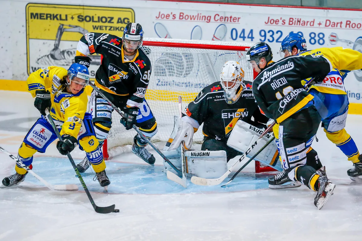 Unter Druck: EHCW-Goalie Simon Scherrer dürfte auch gegen den HC Davos oftmals im Mittelpunkt des Geschehens stehen. (Bild: Christian Merz), Vergeht HCD-Trainer Arno Del Curto im Cup das Lachen? (Archivbild: Keystone)