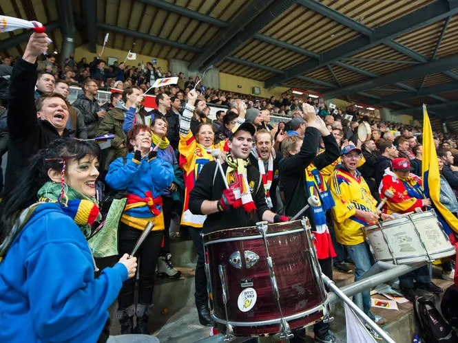 In der Dübendorfer Eishalle werden um die 2000 Fans erwartet. (Archivbild: Robert Pfiffner), EHCD-Stürmer Ken Künzli: «Wenn die Lions ihre normale Leistung abrufen, können wir nicht gegen sie gewinnen.» (Bild: zvg), Trainer Hans Wallson schwört seine Mannschaft auf den Cup-Fight ein. (Archivbild: Keystone)