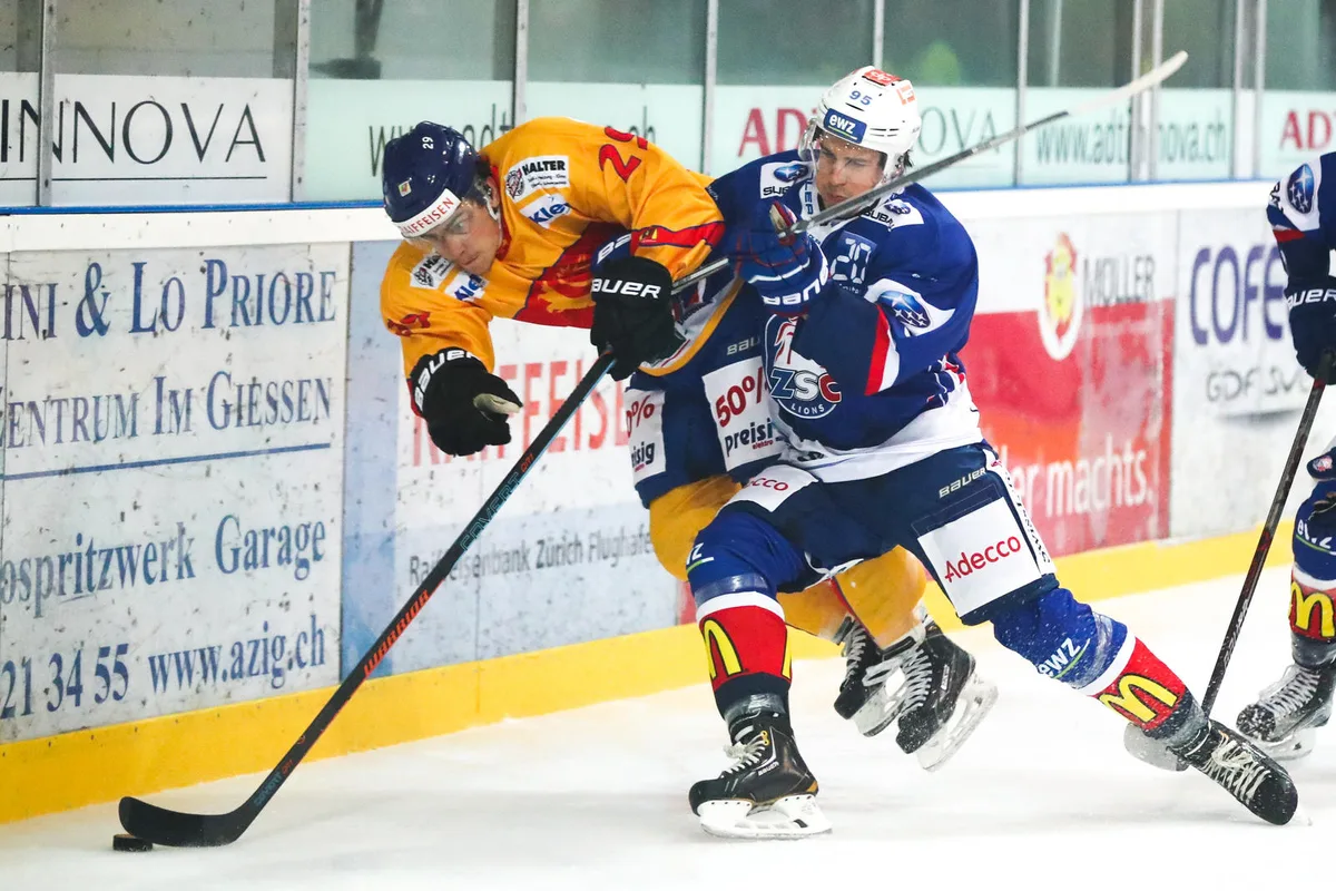 sport_28092016_cupduebiz_dku2 Der EHC Dübendorf (Hier Celio Yannic) hatte keine Chance gegen die Löwen. (Bild: David Kündig), Für den EHC Dübendorf stellte das Duell gegen den ZSC ein Höhepunkt in der Vereinsgeschichte dar. (Archivbild: Nick Soland), Die Lions dürfen über vier Tore jubeln. (Archivbild: Keystone), Lange konnte der EHCD-Torhüter Remo Trüb nicht ohne Gegentor bleiben. (Archivbild: David Kündig), Spielte Roman Wick? Nein, er tauchte wie Torhüter Lukas Flüeler und Mathias Seger nicht auf dem Eis auf. (Archivbild: Keystone), Trainer Hans Wallson schwörte seine Mannschaft auf den Cup-Fight ein. (Archivbild: Keystone), In der Dübendorfer Eishalle feierten um die 2000 Fans mit. (Archivbild: Robert Pfiffner), ZSC-Cheftrainer Hans Wallson hat gegen den EHC Dübendorf die nächste Cup-Runde erreicht. (Archivbild: Keystone), EHCD-Trainer Andrea Cahenzli hatte seine Spieler gut auf den haushohen Favoriten eingestellt. (Archivbild: Fabio Meier), 2469 Zuschauer verfolgten das Spiel im Stadion (Bild: David Kündig)