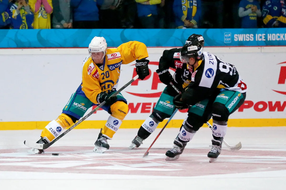 Der Underdog in Überzahl: Die zwei Wetziker Gianni Rüedi und Alain Butty (rechts) stören HCD-Angreifer Enzo Corvi beim Spielaufbau. (Bild: Christian Merz)