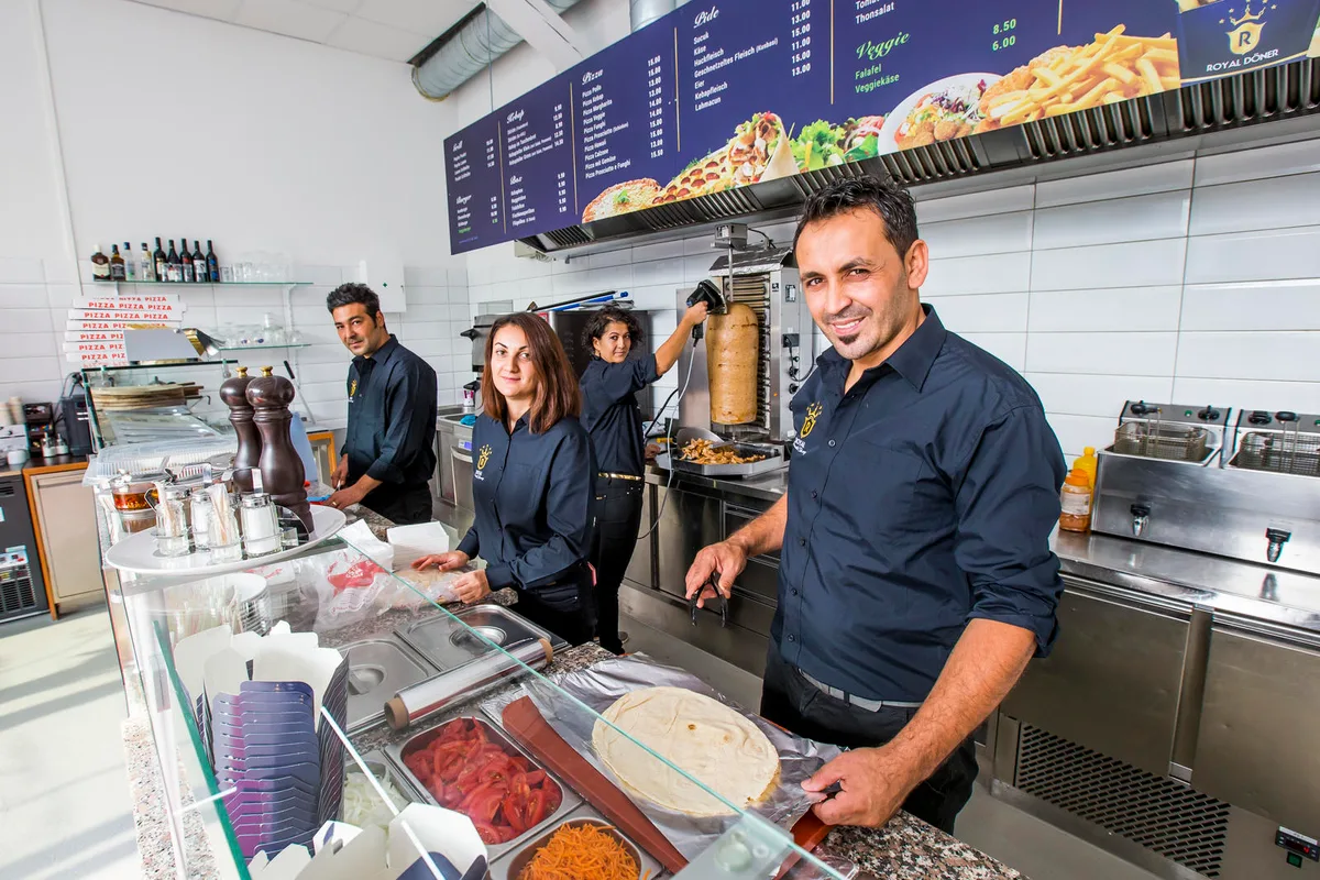 Fehraltorf hat nach einem Jahr wieder einen Kebap-Imbiss: Birsen Polat (in der Mitte) eröffnete zusammen mit einem Verwandten das Royal-Döner-Restaurant an der Kempttalstrasse. (Bild: Christian Merz), «Wir wurden völlig überrannt», sagt Süleyman Polat. (Bild: Christian Merz), Der Kebab-Riese Royal Döner hatte die Gewerbehalle und das Grundstück an der Kempttalstrasse Markus Stecher von der Firma Stecher Metallbau abgekauft, um hier das Restaurant zu bauen. (Bild: Christian Merz)