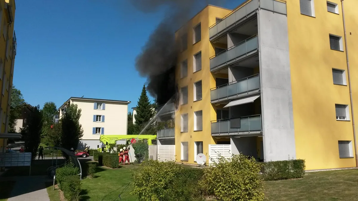 brand-wetzikon-2015-08-30-10-46-15 Ein Balkon brennt, und ein Mehrfamilienhaus in Wetzikon wird dabei beschädigt - alles nur, weil eine Zigarette nicht korrekt ausgedrückt wurde. (Bild: Feuerwehr Wetzikon-Seegräben)