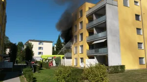 brand-wetzikon-2015-08-30-10-46-15 Ein Balkon brennt, und ein Mehrfamilienhaus in Wetzikon wird dabei beschädigt - alles nur, weil eine Zigarette nicht korrekt ausgedrückt wurde. (Bild: Feuerwehr Wetzikon-Seegräben)