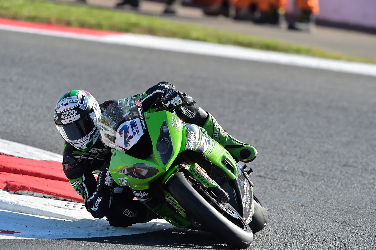 Mit dem fünften Platz in Magny-Cours ist Randy Krummenacher «im Grossen und Ganzen zufrieden». (Bild: zvg/Randy Krummenacher) , Der 26-jährige Zürcher Oberländer war drauf und dran, als Elfter die Führungsgruppe einzuholen, als er wegen nachlassender Reifen etwas Tempo rausnehmen musste. (Bild: zvg/Randy Krummenacher) , «Leider haben wir die Reifenwahl nicht optimal getroffen», so der Bertschiker. (Bild: zvg/Randy Krummenacher)