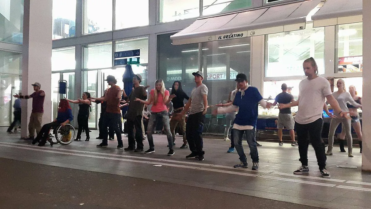 Mittels Flashmob riefen die Tänzer zur allgemeinen Toleranz auf. 
(Bild: Talina Steinmetz)